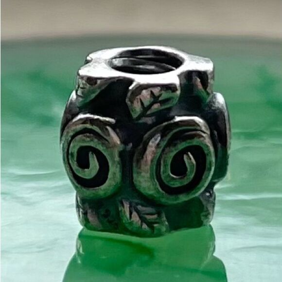 Pandora Rose Leaf Sterling Silver Charm. - Picture 2 of 3